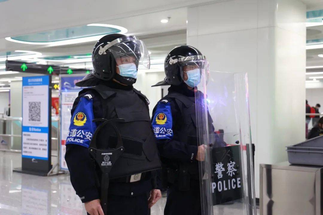 智能公交与警用防雨服哪个好,智能公交与警用防雨服，哪个更好？——一种全新的视角与经典解释落实,实地数据验证执行_网红版88.79.42