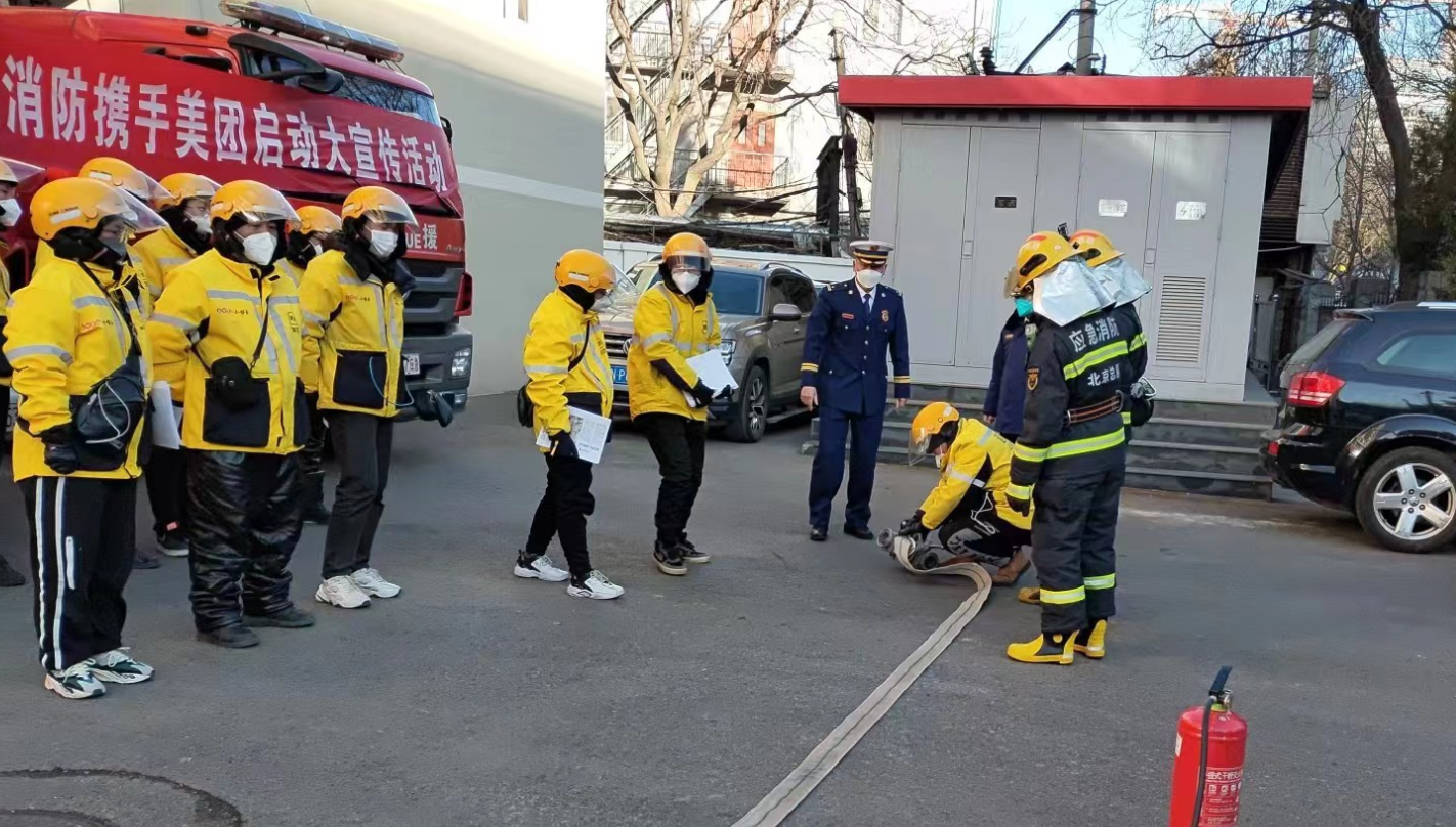 外卖小哥遇店铺起火持灭火器冲进去