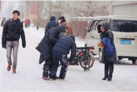 司机雪天误入重庆山路热心大哥解围