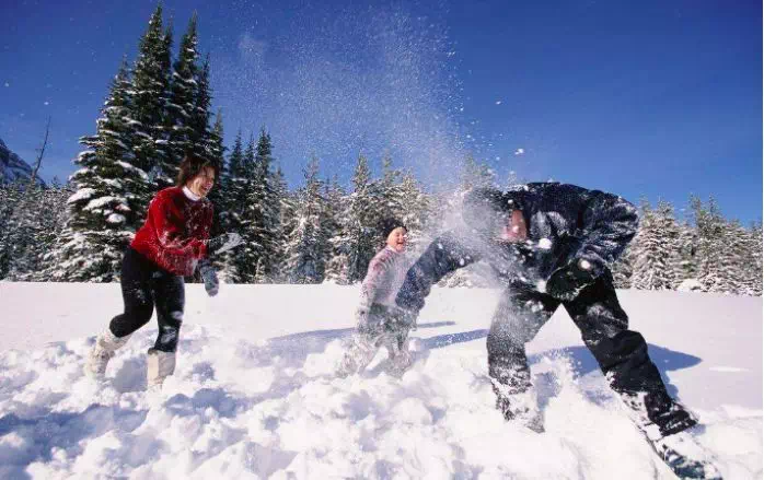 C罗在芬兰冰天雪地里下水冰浴