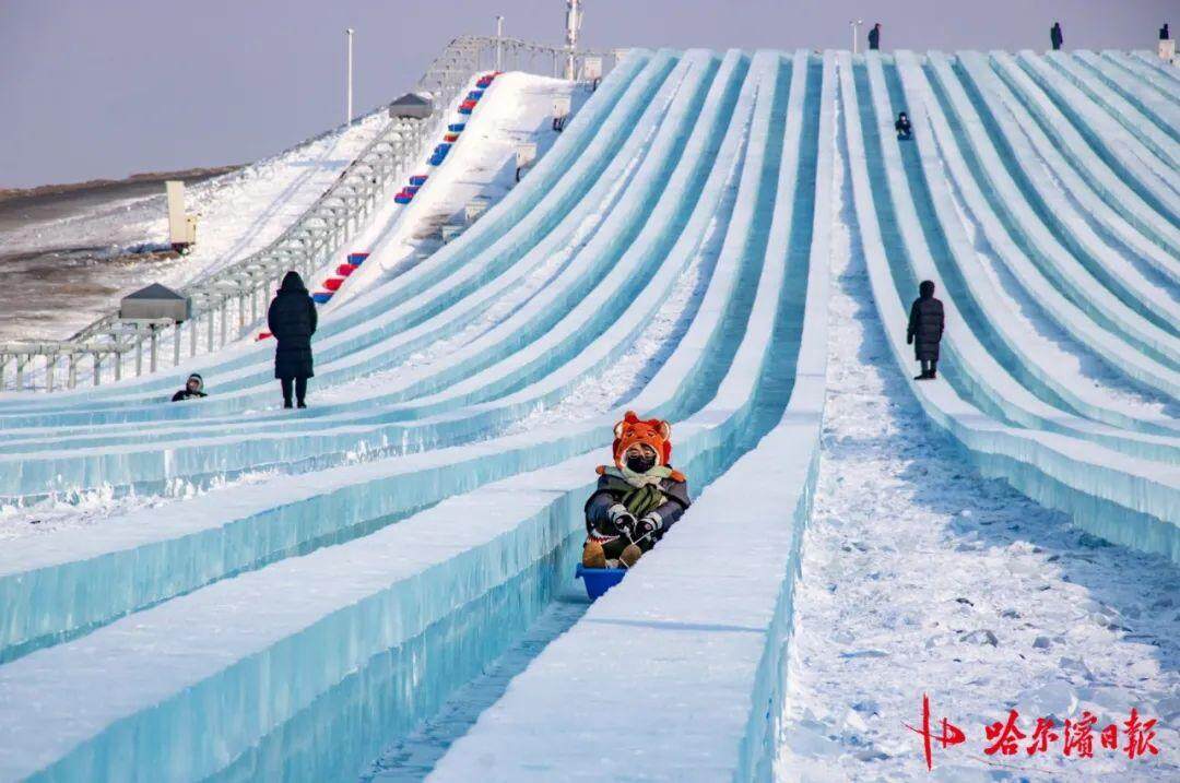 冰雪大世界开园 游客裹棉被排队