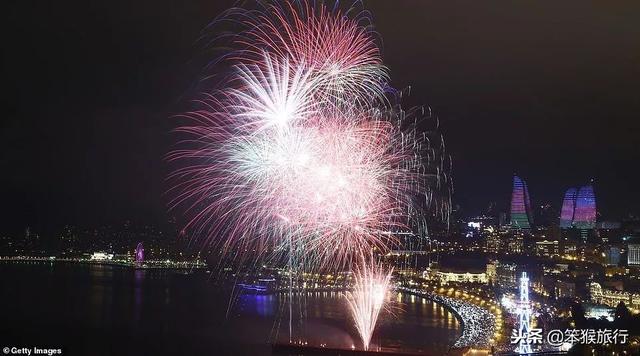 跨年夜后湖南株洲河边遍地烟花垃圾