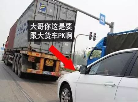 货车怕追尾前方迈巴赫紧急变道撞车