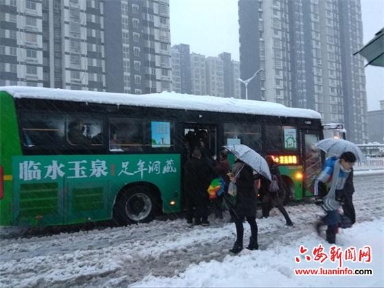 东北零下二十几度的公交车里全是雪