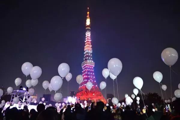 日本札幌电视塔跨年灯光秀准点下班