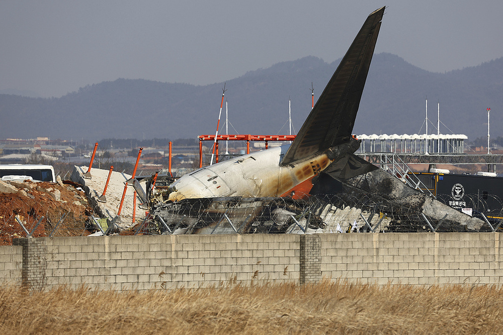 韩客机碰撞爆炸事故已致120人死亡