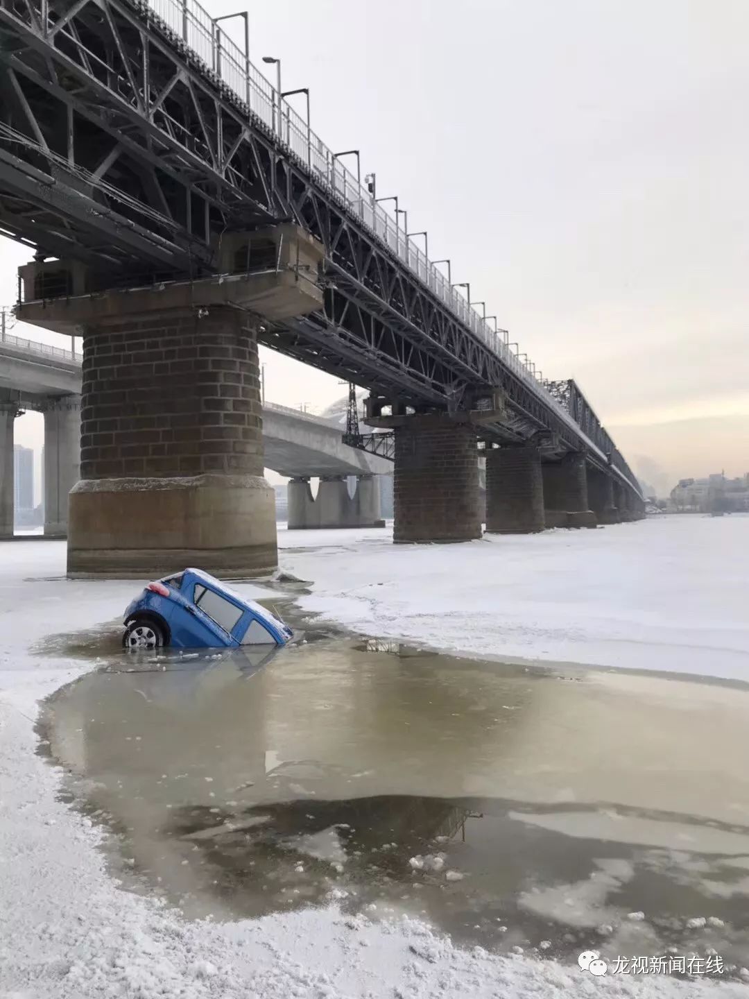 长春一车辆冰雪天坠江