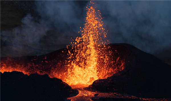 日本火山喷发灰柱高达3400米