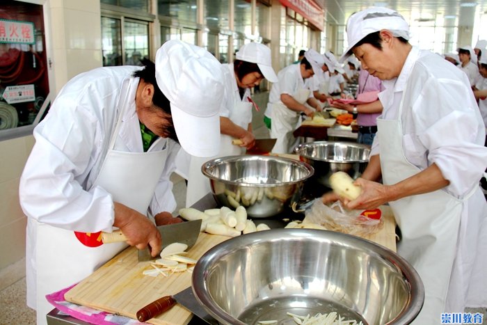 学校食堂员工脚踩食材监控曝光